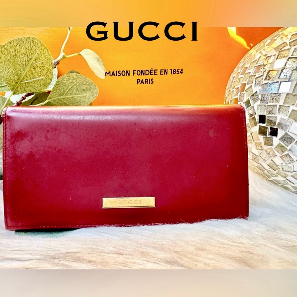 Gucci Red Patent Leather Bifold Wallet Organizer Gold Accents Gucci Logo